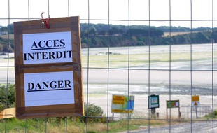 Photo des barrières qui bloquent l'accès à la plage de Morieux, près de Saint Brieuc, interdite au public en raison de la présence d'algues vertes, le 24 juillet 2011.