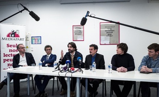 Les journalistes de Mediapart autour du fondateur du journal en ligne, Edwy Plenel