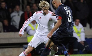 L'attaquant Fernando Torres (à gauche) au duel face au défenseur Cris, lors du match Lyon-Liverpool en Ligue des champions, mercredi 4 novembre 2009.
