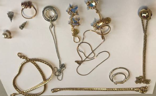 Illustration de bijoux volés.