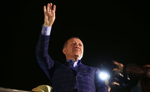 Le président Recep Tayyip Erdogan célèbre la victoire du "oui" au référendum.