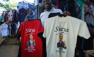 Hosea Owuor, présente un T-shirt à l'effigie du président américain, le 18 juillet 2015 sur son stand à Kisumi (Kenya), où doit se rendre prochainement Barack Obama