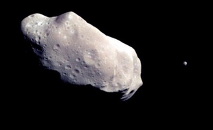 Un astéroïde de la taille d'un porte-avions passera à proximité de la Terre mardi et sera le plus gros à frôler notre planète depuis 1976, indique jeudi la Nasa sur son site internet, tout en soulignant qu'il n'y a aucun danger de collision.