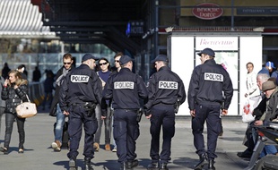 Une patrouille de police dans le quartier des gares à Lille.