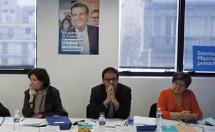 Cédric O (au centre) pendant la campagne d'Emmanuel Macron, à Paris le 25 février 2017.