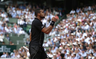 Jo-Wilfried Tsonga face à Kei Nishikori en quarts de finale de Roland-Garros, le 2 juin 2015.