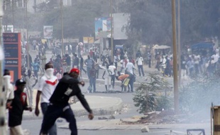 Des affrontements ont éclaté mercredi sur le campus de l'université de Dakar pour protester contre la mort d'un étudiant lors de la dispersion d'un rassemblement de l'opposition qui a promis une "nouvelle stratégie" face au président Abdoulaye Wade.