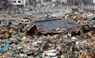 Le toit d'une maison détruite par le tsunami à Onagawa, le 14 mars 2011.