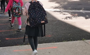 Des enfants dans une cour d'école lors de la pandémie de coronavirus.