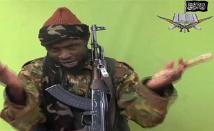 Capture d'écran de la vidéo de Boko Haram du 12 mai 2014 montrant le chef du groupe islamiste Abubakar Shekau