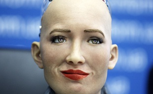 Sophia le robot imite les expressions humaines