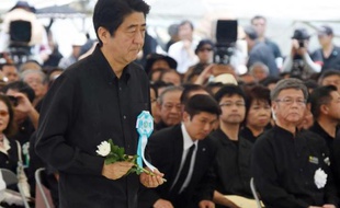 Le Premier ministre japonais Shinzo Abe le 23 juin 2015 à Okinawa