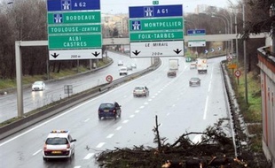 Les violentes bourrasques ont provoqué des centaines d'interventions des pompiers essentiellement pour des chutes d'arbres et de pilones électriques qui ont privé d'électricité, selon ERDF (Electricité Réseau Distribution France), 1,2 million de foyers.