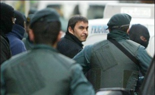 Le leader indépendantiste basque Arnaldo Otegi est arrêté par les policiers espagnols à Elgoibar, le 21 mars 2007.