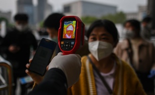 Prise de température des passagers à la gare de Wuhan, le 8 avril 2020.