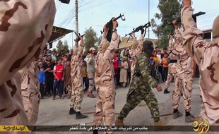 Image de propagande montrant un groupe de jeunes enfants entraînés par Daesh au maniement des armes près de Mossul en Irak.
