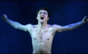 Le jeune acteur anglais Daniel Radcliffe, alias Harry Potter au cinéma, a fait des débuts très remarqués au théâtre à Londres dans le drame psychologique "Equus" où il apparaît brièvement nu.