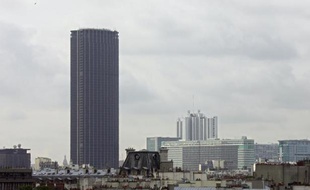 Les copropriétaires de la Tour Montparnasse ont assuré mercredi qu'il n'y avait "actuellement pas de risque sanitaire" lié à la présence d'amiante dans le célèbre bâtiment parisien, après la publication d'un rapport d'expert attribuant des pollutions récentes à des "lacunes" dans les travaux.