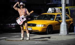 Pendant 13 ans, le "cow-boy nu" a fait régner sa loi sur Times Square à New York. Mais un "Indien nu" vient d'entrer dans la ville. La guerre est depuis déclarée.