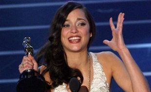 La Française Marion Cotillard, Oscar 2008 de la meilleure actrice pour "La Môme", a été invitée à rejoindre le collège électoral de l'Académie des arts et des sciences du cinéma, qui décerne les fameuses statuettes dorées, a annoncé lundi l'organisation.