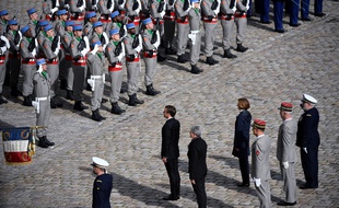 Emmanuel Macron passe les troupes en revue, dans la cour des Invalides, en hommage à Jacques Chirac, le 30 septembre 2019.