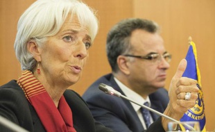 Une photo fournie par le FMI montre sa directrice générale, Christine Lagarde (G) et le ministre des Finances tunisien, Slim Chaker, lors d'une conférence de presse, le 9 septembre 2015