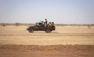 Une patrouille de soldats au Burkina Faso en direction d'un camp de réfugiés, le 3 février 2020.