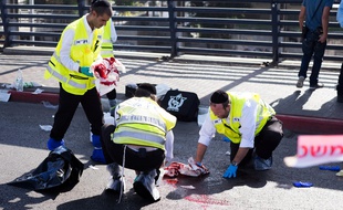 Des secouristes à Tel-Aviv, après l'agression au couteau d'un adolescent israélien, le 10 novembre 2014.