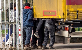 Des migrants s'introduisent dans un camion près de Steenvoorde, en mars 2017