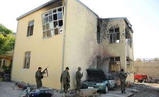 Les talibans qui ont attaqué mercredi un palais de justice dans l'ouest de l'Afghanistan afin de libérer des insurgés ont avancé "pièce par pièce" dans le bâtiment en ouvrant le feu sur tout ce qui bougeait, tuant 46 personnes, ont annoncé jeudi les autorités locales.