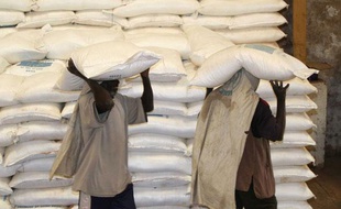 Le programme alimentaire mondial des Nations unies distribue de la nourriture chaque mois à 2 millions de réfugiés au Darfour (Soudan).