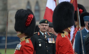 Des gardes de cérémonie devant le Parlement canadien, à Ottawa (illustration).