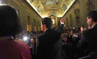 Manuel Valls salue les militants lors d'un meeting de campagne à Tours, le 26 mars 2015