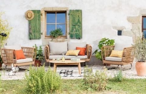 Envie de relooker votre terrasse ? Le salon de jardin Sinaris 3 pièces en aluminium et résine beige affiche 980 € de moins chez Botanic