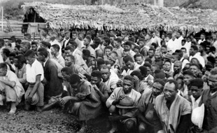 La répression de l'insurrection de Madagascar par la France fit plusieurs dizaines de milliers de morts au printemps 1947, mais 65 ans plus tard, ce drame de la décolonisation reste méconnu et sujet à des interprétations aussi passionnelles qu'opposées.