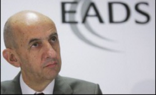 Le coprésident exécutif d'EADS Louis Gallois a indiqué mardi au salon aéronautique de Farnborough, près de Londres, que son groupe soutiendrait la désignation d'un membre britannique à son conseil d'administration, souhaitée par le Royaume-Uni si BAE Systems sort du capital d'Airbus.