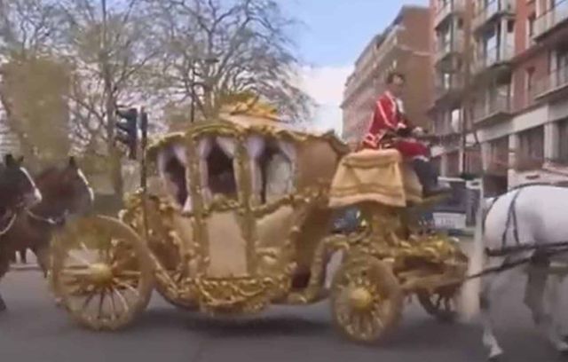 L’image est de mauvaise qualité mais l’idée est là : les mariés sont arrivés sur le lieu de la réception dans un carrosse entièrement doré, mené par un cocher. Et personne ne s’est transformé en citrouille.