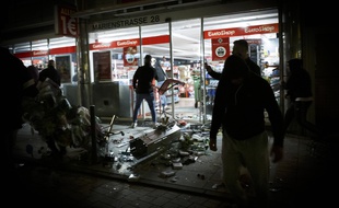 Des heurts avec la police ainsi que des scènes de pillage ont eu lieu le 20 juin 2020 à Stuttgart, en Allemagne.