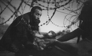 Cette photo de Warren Richardson, montrant des réfugiés à la frontière serbo-hongroise, a remporté le World Press Photo 2016.
