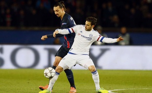 Zlatan Ibrahimovic au duel avec Cesc Fabregas lors de PSG-Chelsea le 16 février 2016.