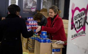 Une bénévole des Restos du coeur travaille au centre Cesslin, dans le 11e arrondissement de Paris, le 29 novembre 2010.