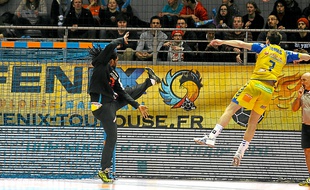 Avec 21 arrêts, le jeune gardien du Fenix, Wesley Pardin, a écœuré les attaquants de Saint-Raphaël (26-22).