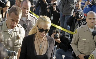 Lindsay Lohan qui se prépare à entrer au tribunal, l e 23 février 2011.