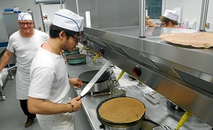 Après avoir goûté à la finance, Aymeric veut ouvrir une crêperie à Londres.