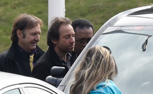 Philippe Candeloro grimpe dans un taxi à son arrivée à l'aéroport charles de Gaulle le 14 mars 2015