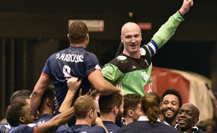 Thierry Omeyer et Daniel Narcisse portés en triomphe par leurs partenaires après leur dernier match sous le maillot de l'équipe de France de handball, le 6 mai 2017.