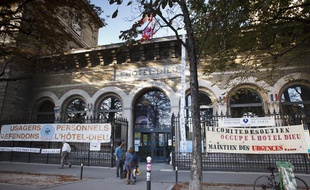 Des banderoles devant l'Hotel Dieu à Paris, le 3 septembre 2013.