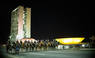 La police montée garde le Parlement de Brasilia le 11 mai 2016 après des troubles causés par des manifestants