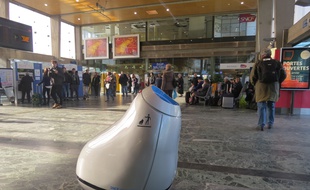 Le robot Baryl en gare de Nantes, mardi