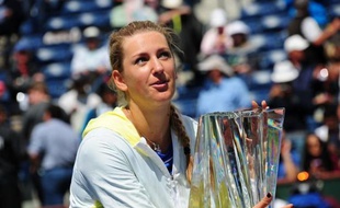 La N.1 mondiale Victoria Azarenka a poursuivi son début de saison parfait en surclassant la Russe Maria Sharapova (N.2) 6-2, 6-3 dimanche en finale du tournoi d'Indian Wells